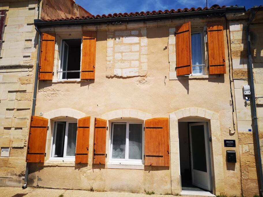 Maison De Ville Pres Du Port Bourg-sur-Gironde Exterior photo